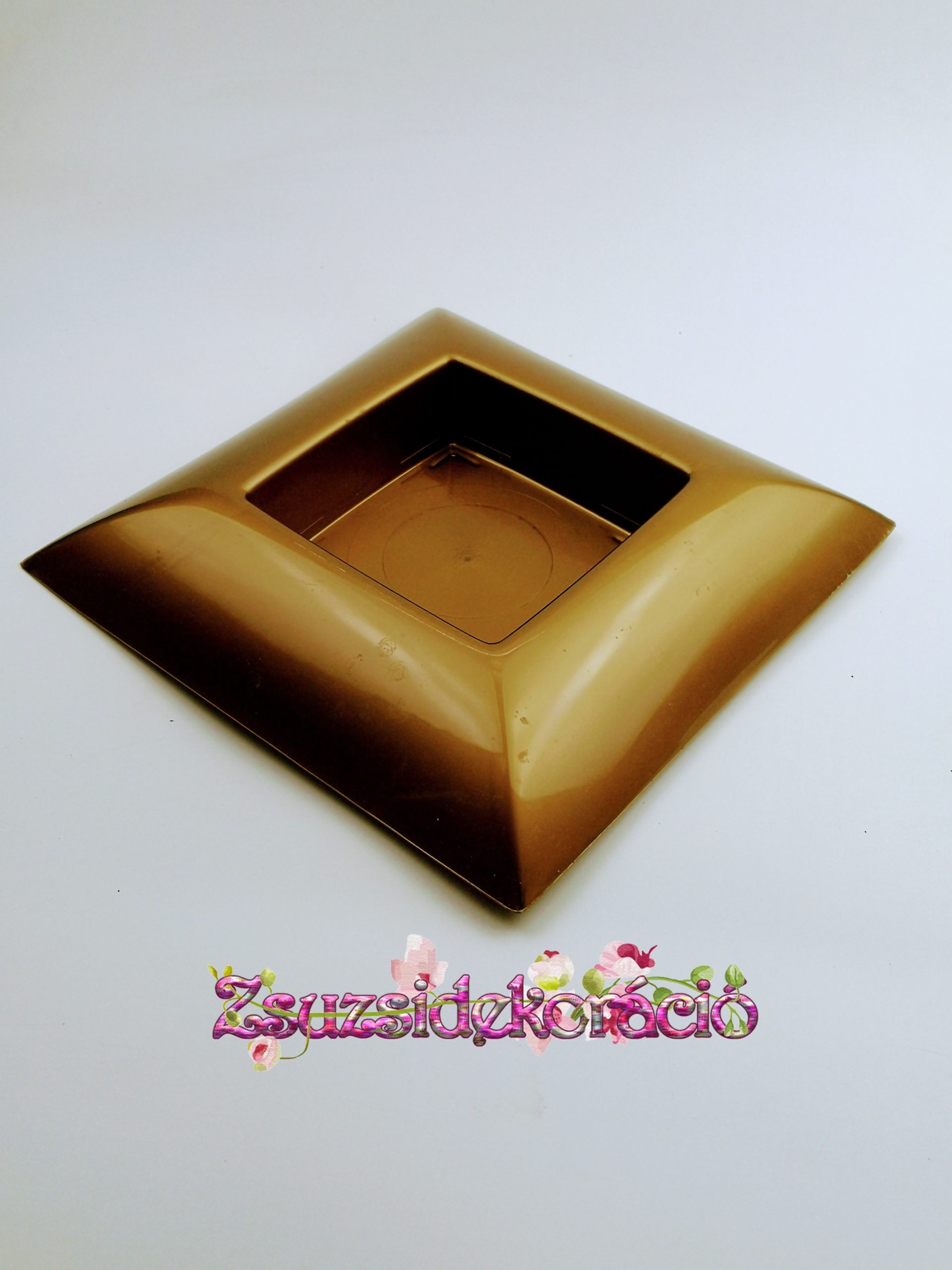 Műanyag tál sima négyzet 24×24 cm Arany